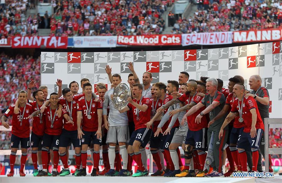 (SP)GERMANY-MUNICH-SOCCER-BUNDESLIGA-BAYERN MUNICH-AWARDING CEREMONY