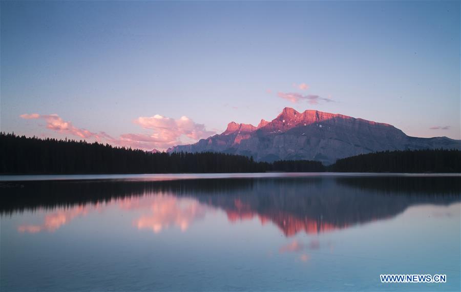 CANADA-ROCKY MOUNTAINS-SUMMER-SCENERY