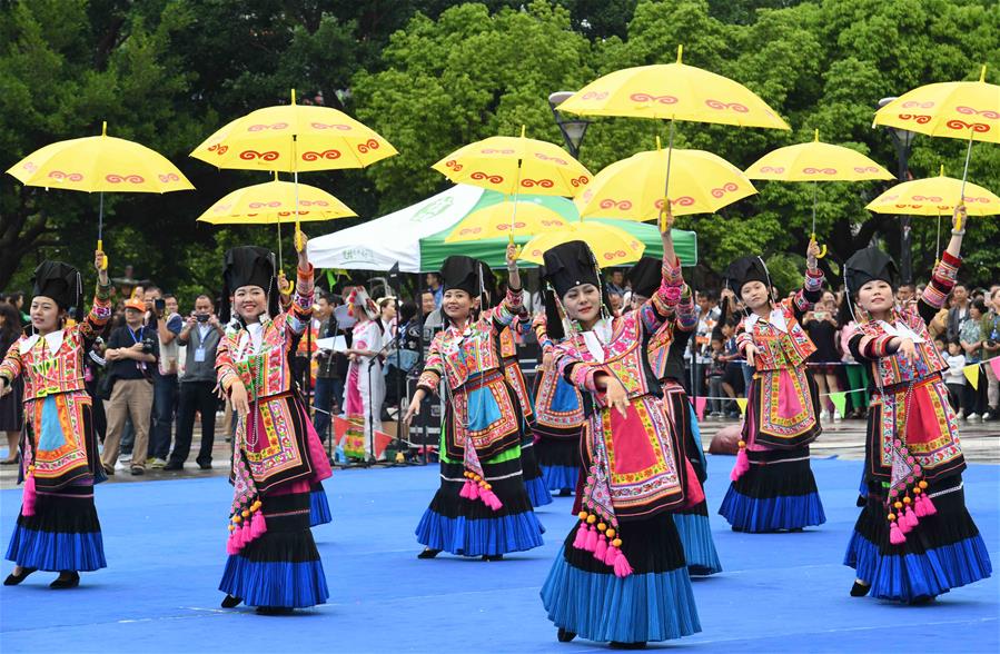 CHINA-YUNNAN-TRADITIONAL COSTUMES (CN)