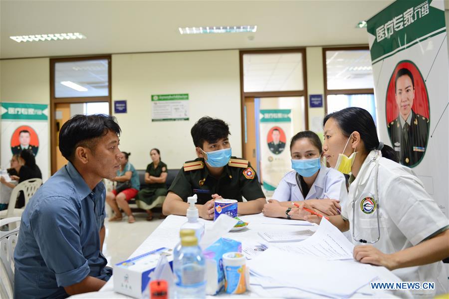 LAOS-VIENTIANE-CHINA-PLA-PEACE TRAIN MEDICAL TEAM-TREATMENT