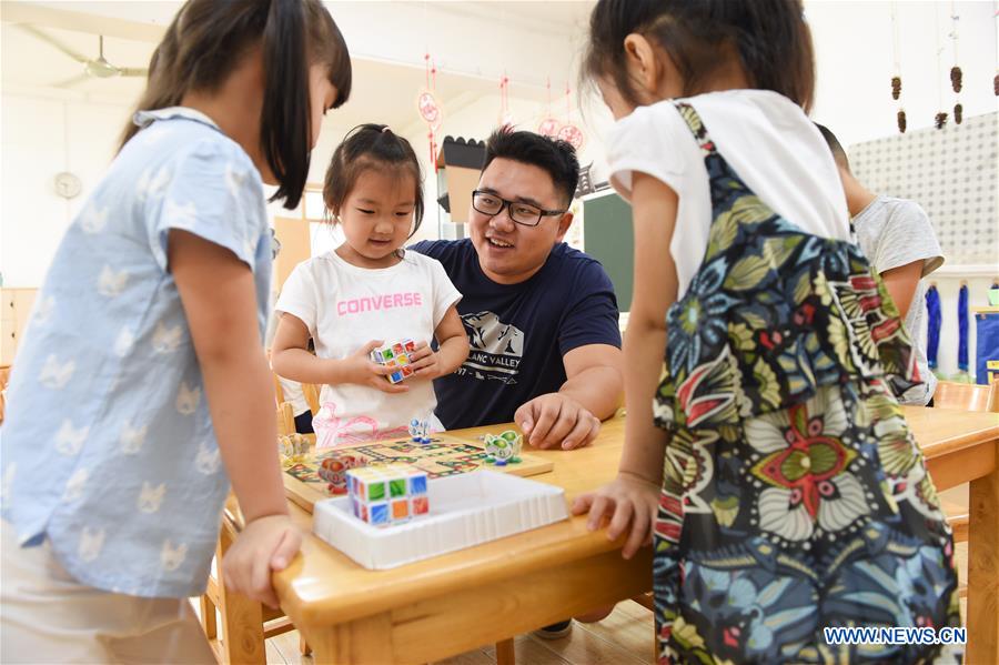 CHINA-JIANGSU-NANJING-KINDERGARTEN-MALE TEACHER (CN)