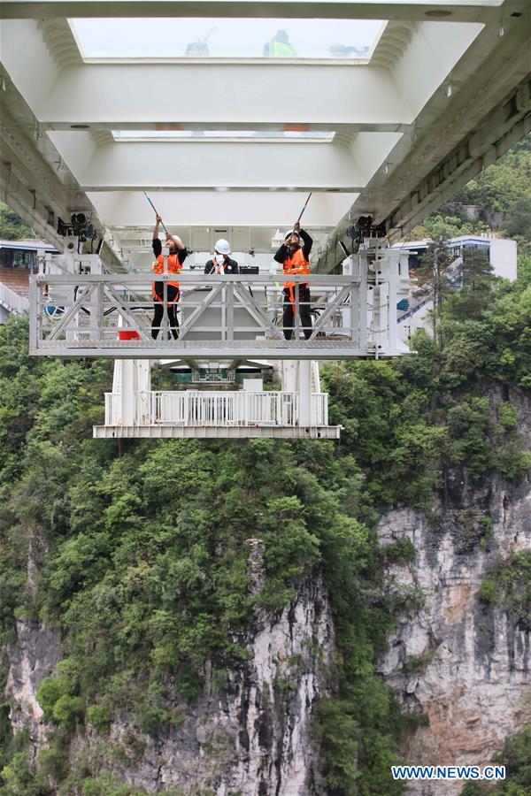 #CHINA-HUNAN-ZHANGJIAJIE-GLASS BRIDGE-CLEANER (CN)