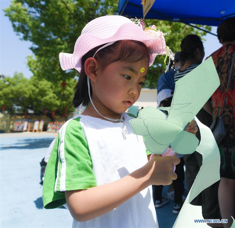 CHINA-ZHEJIANG-CHANGXING-CHILDREN-PAPERCUTTING(CN)