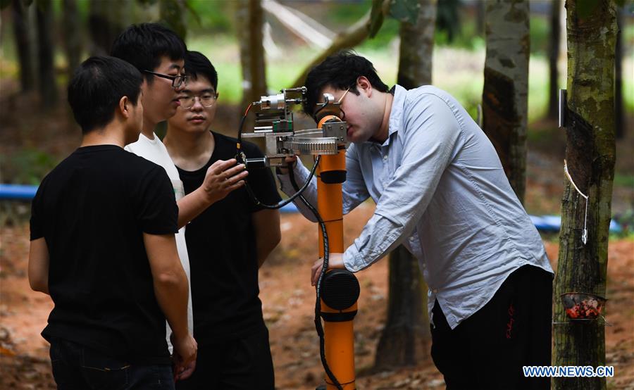 CHINA-HAINAN-RUBBER TAPPING ROBOT (CN)