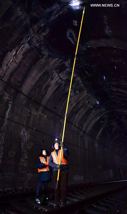 CHINA-SHANXI-RAILWAY MAINTENANCE-COUPLE (CN)