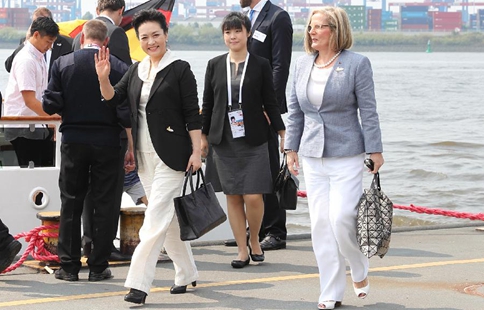 China's first lady visits Port of Hamburg