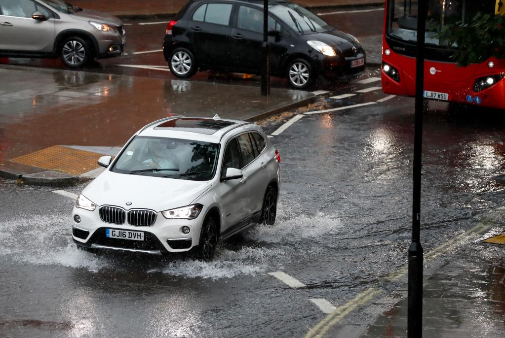 英国伦敦遭遇强雷雨天气