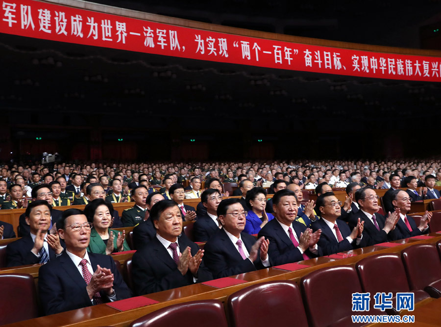 7月28日，庆祝中国人民解放军建军90周年文艺晚会《在党的旗帜下》在北京人民大会堂举行。中共中央总书记、国家主席、中央军委主席习近平和李克强、张德江、俞正声、刘云山、王岐山、张高丽等党和国家领导人，与首都3000多名各界群众一起观看演出。新华社记者 马占成 摄