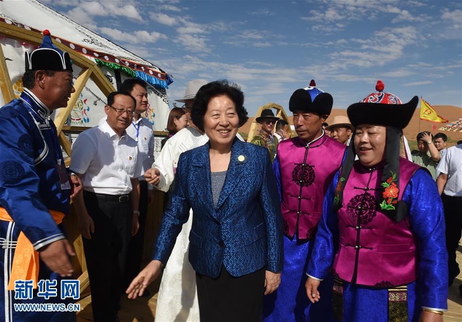 8月10日，中共中央政治局委员、中央统战部部长、中央代表团副团长孙春兰率中央代表团三分团继续在内蒙古自治区阿拉善盟看望慰问，把以习近平同志为核心的党中央的亲切关怀和全国各族人民的美好祝福带给阿拉善各族各界干部群众。这是孙春兰在牧民张辉生（右二）家了解生产生活情况。新华社记者 任军川 摄