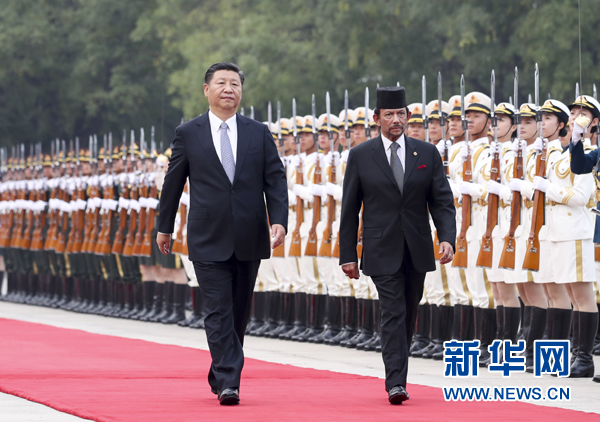 9月13日，国家主席习近平在北京人民大会堂同文莱苏丹哈桑纳尔举行会谈。这是会谈前，习近平在人民大会堂东门外广场为哈桑纳尔举行欢迎仪式。新华社记者 谢环驰 摄