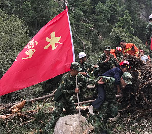 武警部队救助九寨沟受困群众（来源：中国军网）