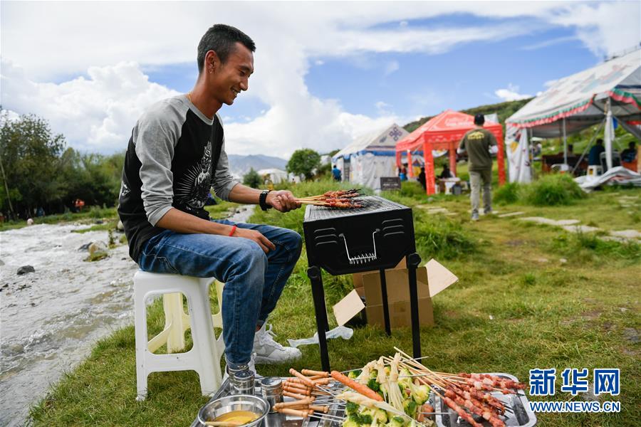 （社会）（9）夏日“过林卡” 亲近大自然