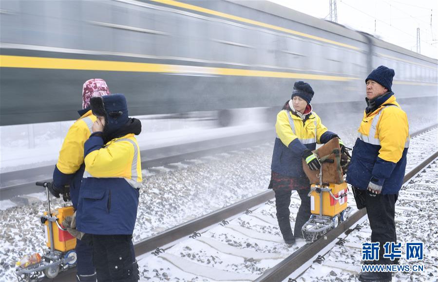 （新春走基层）（5）严寒下的“铁路医生”：风雪中守护回家路