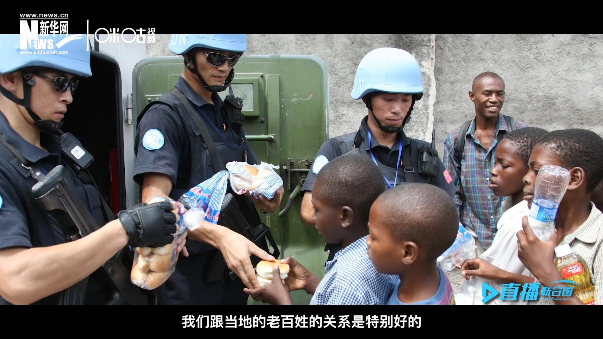 这群胸前印着五星红旗的警察，在当地民众心里有着沉甸甸的份量，也传递出许多的善意与感动。