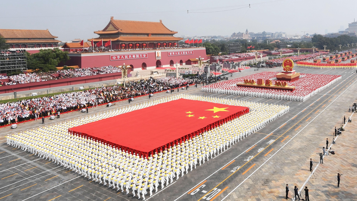 国旗方阵、国庆年号和国徽方阵