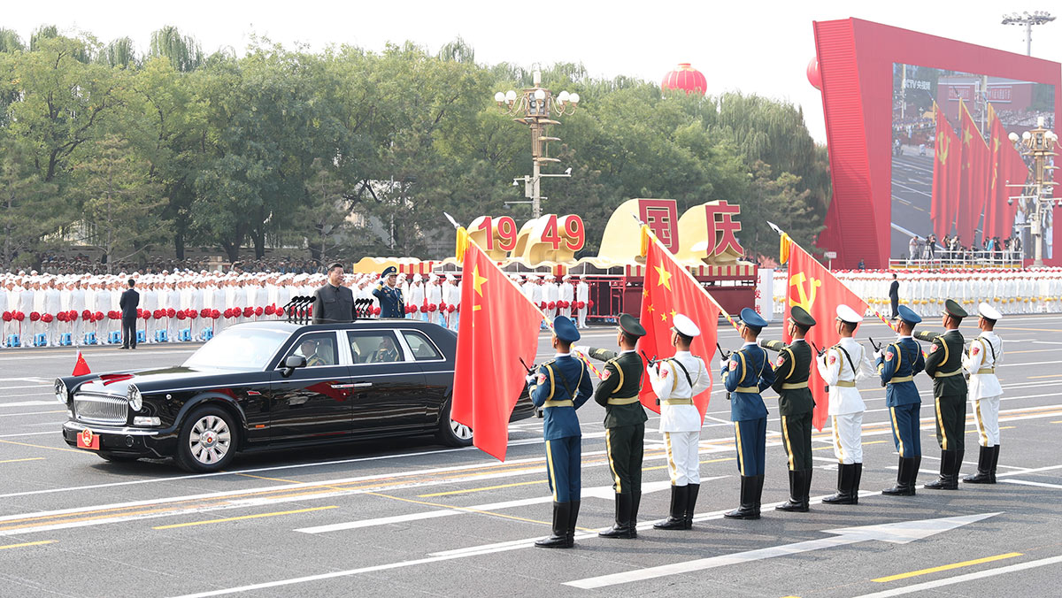 习近平驱车行进至党旗、国旗、军旗前，向旗帜行注目礼