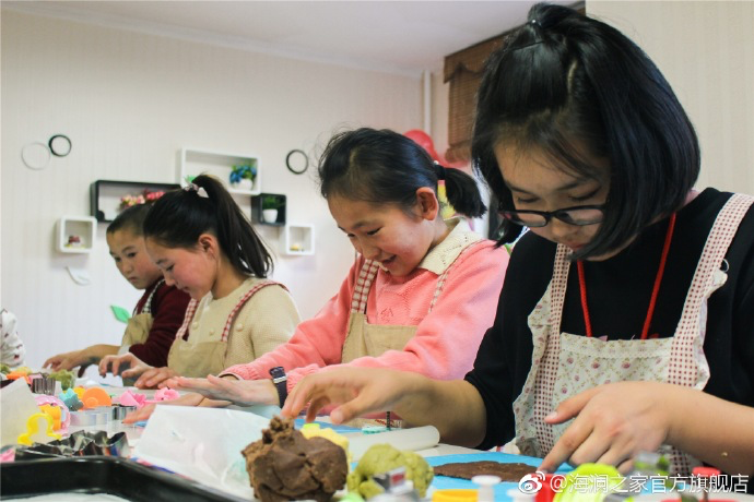 在北京，孩子们上了一节别开生面的厨艺课——手工DIY饼干。孩子们脑洞大开亲自上手，从制作到出炉不仅留下了喷香的饼干，还留下了珍贵的回忆。亲手做的饼干孩子们舍不得独享，成为了回程路上最重要的“伴手礼”