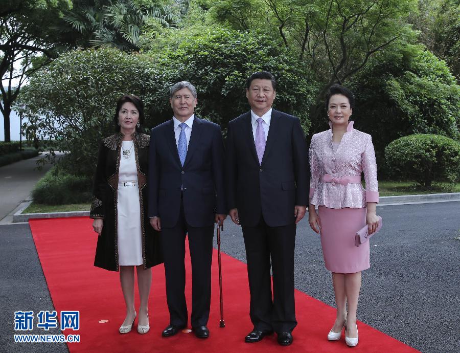 会谈前，习近平在上海西郊会议中心广场为阿坦巴耶夫举行欢迎仪式。新华社记者 兰红光 摄 