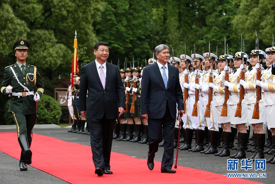 会谈前，习近平在上海西郊会议中心广场为阿坦巴耶夫举行欢迎仪式。新华社记者 庞兴雷 摄 