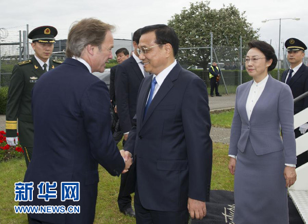 6月16日，应英国首相卡梅伦邀请，国务院总理李克强乘专机抵达伦敦希思罗机场，开始对英国进行正式访问。李克强总理夫人程虹同机抵达。这是英国政府高级官员到机场迎接李克强总理和夫人。新华社记者 黄敬文 摄