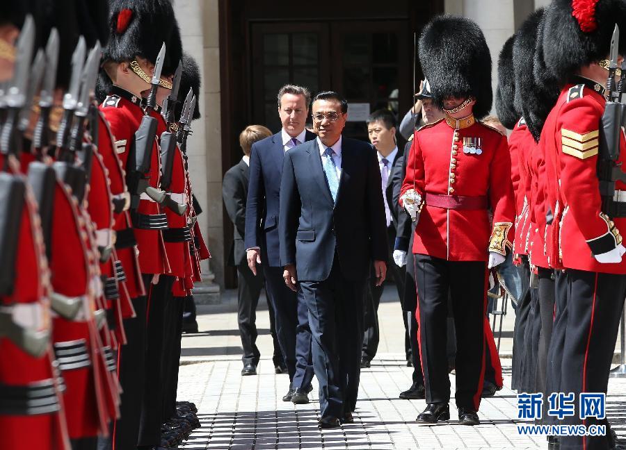 6月17日，中国国务院总理李克强在伦敦唐宁街10号首相府同英国首相卡梅伦举行中英总理年度会晤。这是会晤前，卡梅伦为李克强举行隆重的欢迎仪式。新华社记者 庞兴雷 摄