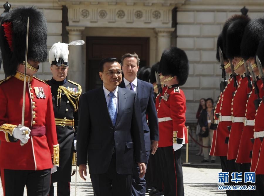 6月17日，中国国务院总理李克强在伦敦唐宁街10号首相府同英国首相卡梅伦举行中英总理年度会晤。这是会晤前，卡梅伦为李克强举行隆重的欢迎仪式。新华社记者 张铎 摄  