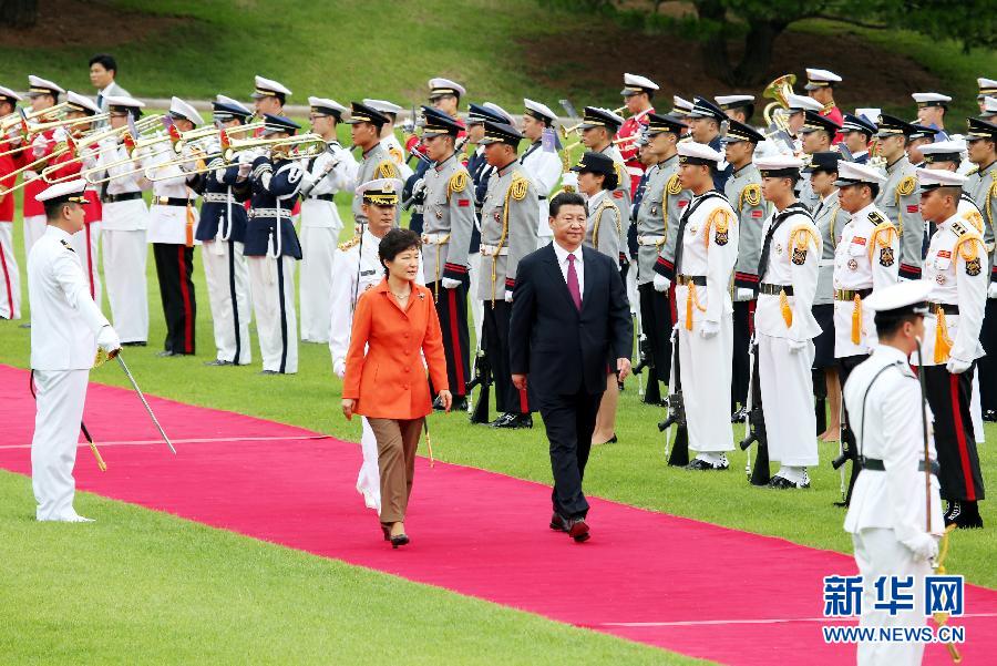 7月3日，国家主席习近平在首尔同韩国总统朴槿惠举行会谈?；崽盖?，朴槿惠在青瓦台总统府为习近平举行隆重欢迎仪式。 新华社记者姚大伟摄