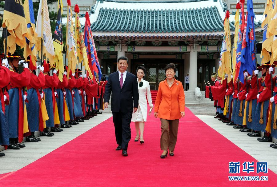 7月3日，国家主席习近平在首尔同韩国总统朴槿惠举行会谈?；崽盖?，朴槿惠在青瓦台总统府为习近平举行隆重欢迎仪式。 新华社记者饶爱民摄 