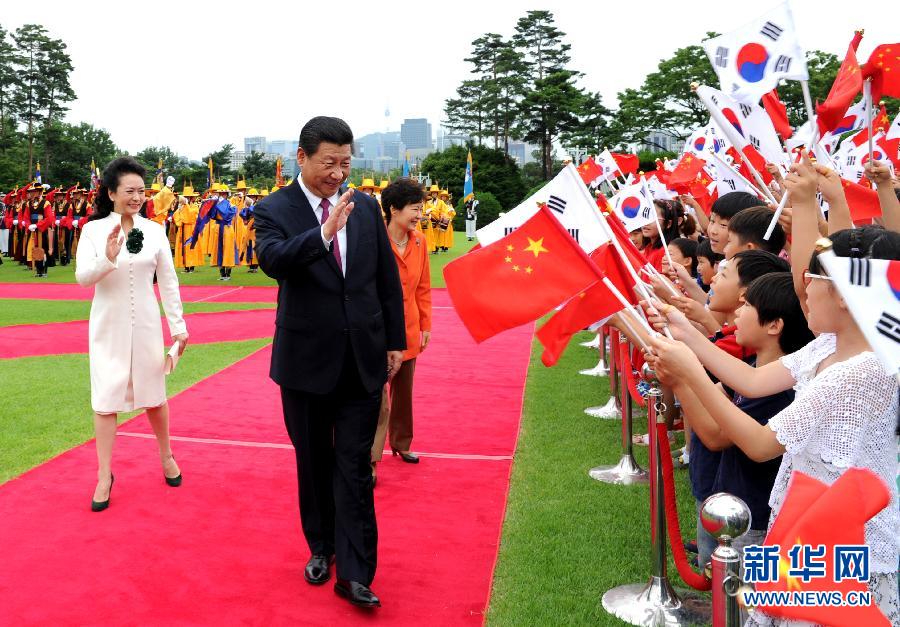 7月3日，国家主席习近平在首尔同韩国总统朴槿惠举行会谈?；崽盖?，朴槿惠在青瓦台总统府为习近平举行隆重欢迎仪式。 新华社记者饶爱民摄 