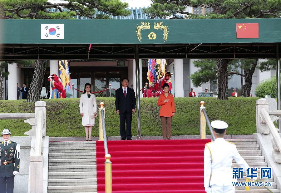 7月3日，国家主席习近平在首尔同韩国总统朴槿惠举行会谈?；崽盖?，朴槿惠在青瓦台总统府为习近平举行隆重欢迎仪式。 新华社记者丁林摄 