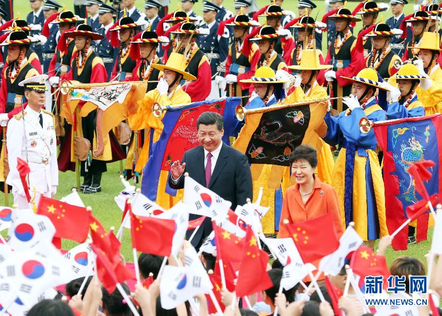 7月3日，国家主席习近平在首尔同韩国总统朴槿惠举行会谈?；崽盖?，朴槿惠在青瓦台总统府为习近平举行隆重欢迎仪式。 新华社记者姚大伟摄 