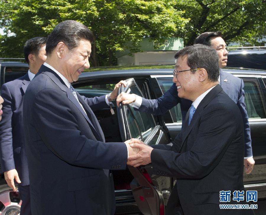 7月4日，国家主席习近平在韩国国立首尔大学发表题为《共创中韩合作未来　同襄亚洲振兴繁荣》的重要演讲。这是首尔大学校长吴然天迎接习近平主席。新华社记者 谢环驰 摄 