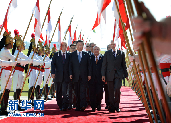 7月16日，国家主席习近平在巴西利亚会见巴西参议长卡列罗斯和众议长阿尔维斯。这是习近平步入国会大厦。 新华社记者 刘建生 摄 