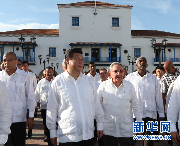 当地时间7月23日，国家主席习近平在古巴国务委员会主席兼部长会议主席劳尔·卡斯特罗全程陪同下，访问古巴第二大城市、被称为“英雄城”的圣地亚哥。这是习近平和劳尔参观圣地亚哥市政府。新华社记者兰红光 摄