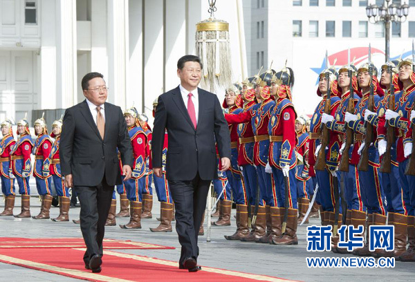 8月21日，国家主席习近平在乌兰巴托同蒙古国总统额勒贝格道尔吉举行会谈?；崽盖?，额勒贝格道尔吉在国家宫前广场为习近平举行隆重欢迎仪式。新华社记者 黄敬文 摄