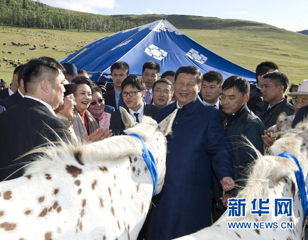 8月22日，国家主席习近平在蒙古国总统额勒贝格道尔吉陪同下前往乌兰巴托市郊观看那达慕。额勒贝格道尔吉向习近平夫妇赠送两匹蒙古马。习近平为两匹马分别取名阿尔泰和克鲁伦，寓意中蒙两国山水相连、睦邻友好。新华社记者 黄敬文 摄