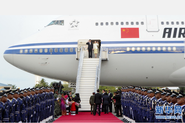 9月14日，国家主席习近平抵达马累，开始对马尔代夫进行国事访问。习近平和夫人彭丽媛在机场受到马尔代夫总统亚明夫妇的热情迎接。 新华社记者 张铎 摄