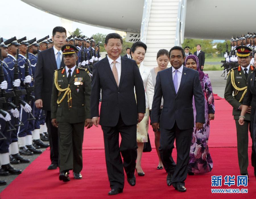 9月14日，国家主席习近平抵达马累，开始对马尔代夫进行国事访问。习近平和夫人彭丽媛在机场受到马尔代夫总统亚明夫妇的热情迎接。 新华社记者 张铎 摄