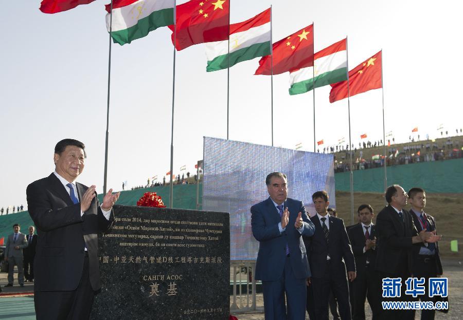 9月13日，国家主席习近平和塔吉克斯坦总统拉赫蒙共同出席中国－中亚天然气管道D线塔吉克斯坦境内段开工仪式。 新华社记者黄敬文摄 