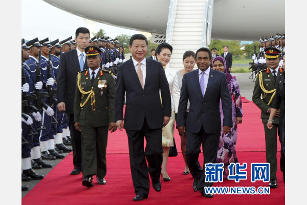 9月14日，国家主席习近平抵达马累，开始对马尔代夫进行国事访问。习近平和夫人彭丽媛在机场受到马尔代夫总统亚明夫妇的热情迎接。新华社记者 张铎 摄 