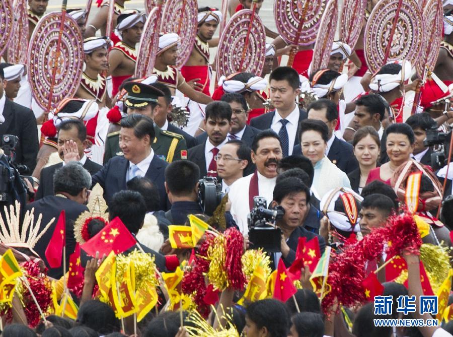 9月16日，国家主席习近平抵达科伦坡，开始对斯里兰卡进行国事访问。在班达拉奈克国际机场，习近平和夫人彭丽媛受到拉贾帕克萨总统夫妇热情迎接。新华社记者黄敬文摄 