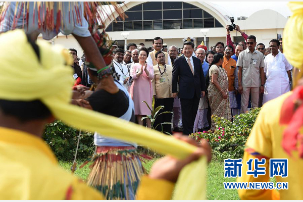 9月17日，国家主席习近平抵达古吉拉特邦艾哈迈达巴德市，开始对印度进行国事访问。这是印度青年跳起古吉拉特邦传统舞蹈，欢迎习近平和夫人彭丽媛。新华社记者 马占成 摄