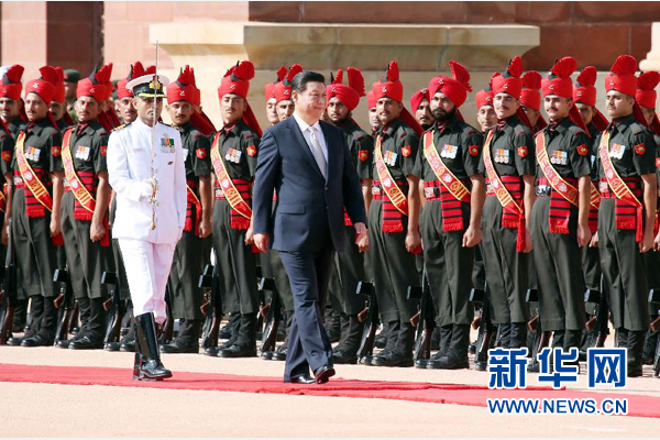 9月18日，国家主席习近平出席印度总统慕克吉在总统府举行的隆重欢迎仪式。 新华社记者 姚大伟 摄