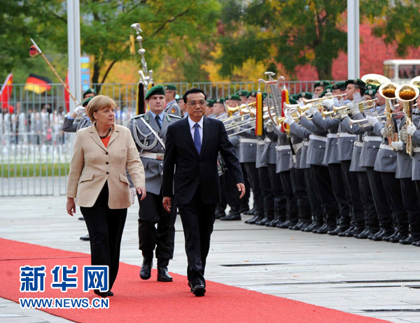 10月10日，德国总理默克尔在柏林总理府前广场举行隆重仪式，欢迎中国国务院总理李克强对德国进行正式访问。 新华社记者 饶爱民 摄 