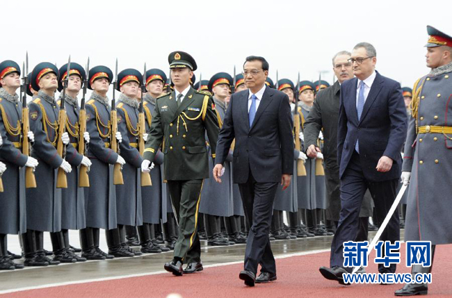 10月12日，中国国务院总理李克强乘专机抵达莫斯科，开始对俄罗斯进行正式访问并举行中俄总理第十九次定期会晤。俄方在机场举行隆重仪式，欢迎李克强总理。新华社记者 张铎 摄