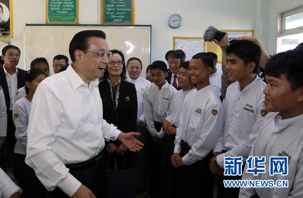 11月14日，中国国务院总理李克强来到内比都第十四中学同缅甸青少年交流。 新华社记者鞠鹏 摄 