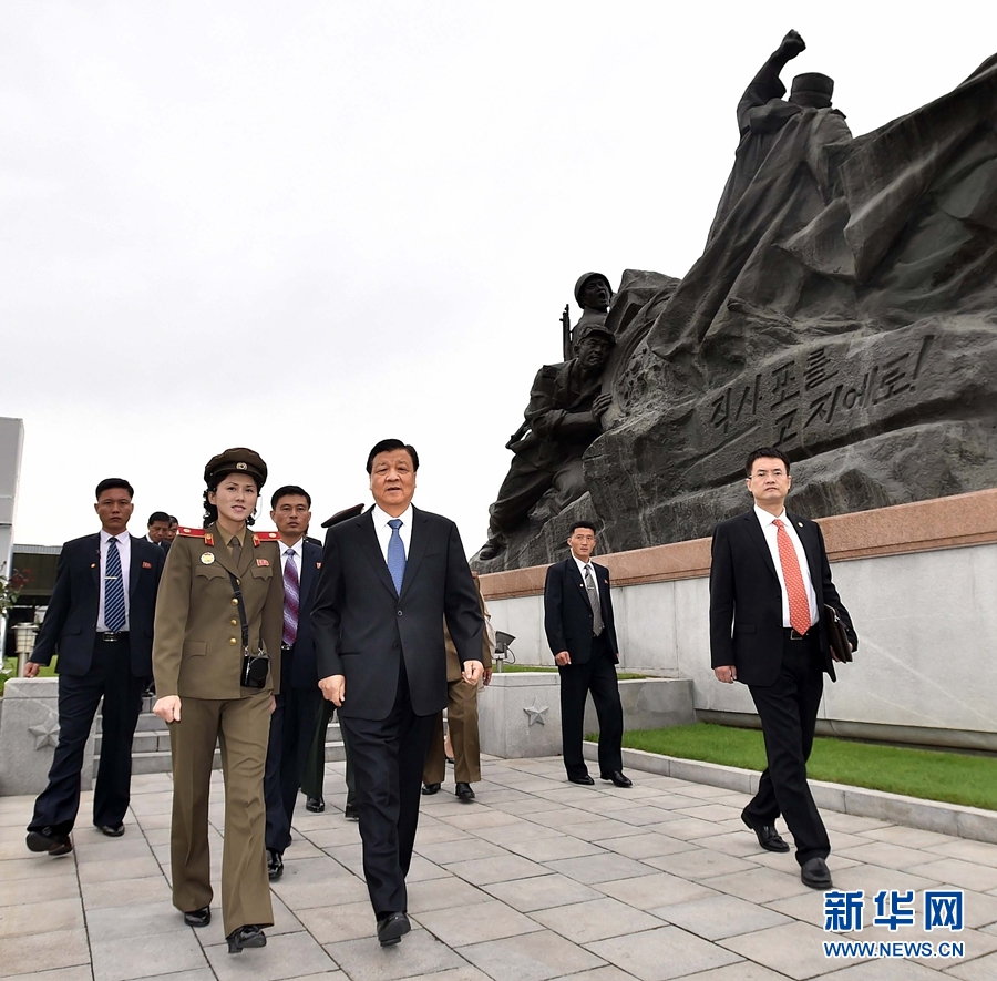 10月10日，正在朝鲜访问的中共中央政治局常委、中央书记处书记刘云山在平壤参观朝鲜祖国解放战争胜利纪念馆。 新华社记者 李涛 摄