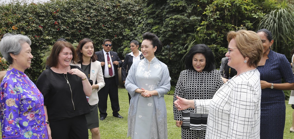 彭丽媛同亚太经合组织经济体领导人配偶共同参观拉尔科博物馆